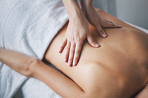 Động tác chườm nóng sau lưng trong cách massage giảm đau lưng