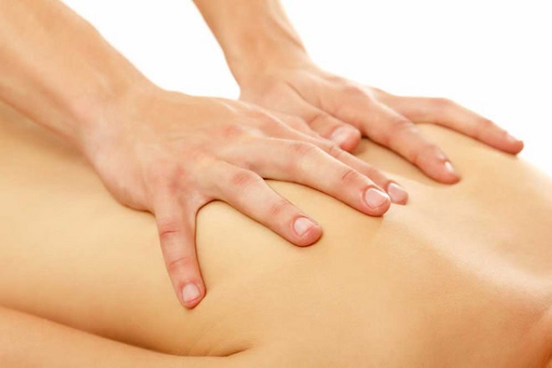 Động tác xoa tròn trong cách massage giảm đau lưng