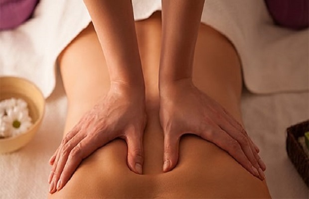 Động tác vuốt bằng ngón tay cái trong cách massage giảm đau lưng