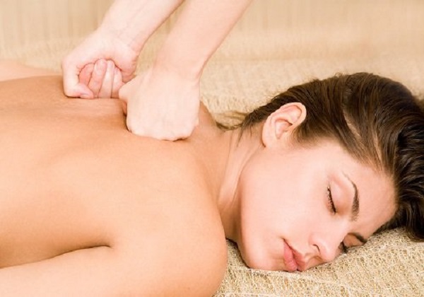 Động tác ấn trong cách massage giảm đau lưng
