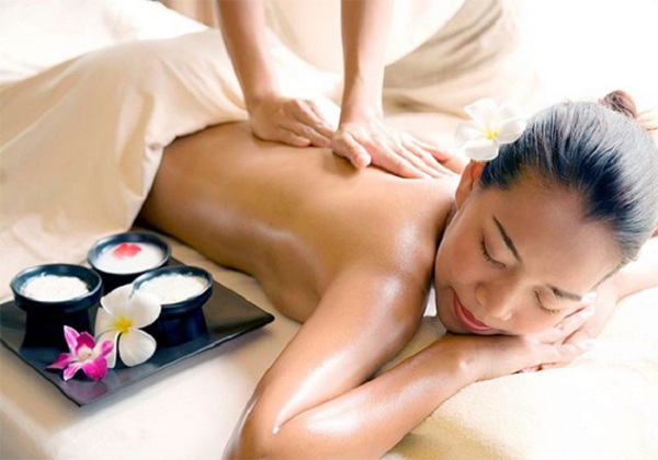 Động tác kéo trong cách massage giảm đau lưng