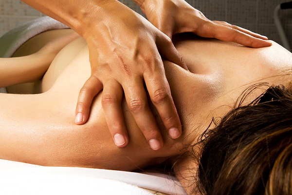 Dầu massage là sản phẩm không thể thiếu khi xoa bóp