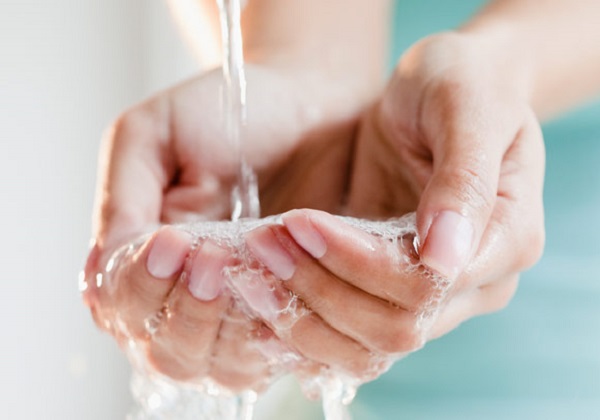 Rửa sạch tay trước khi xoa bóp